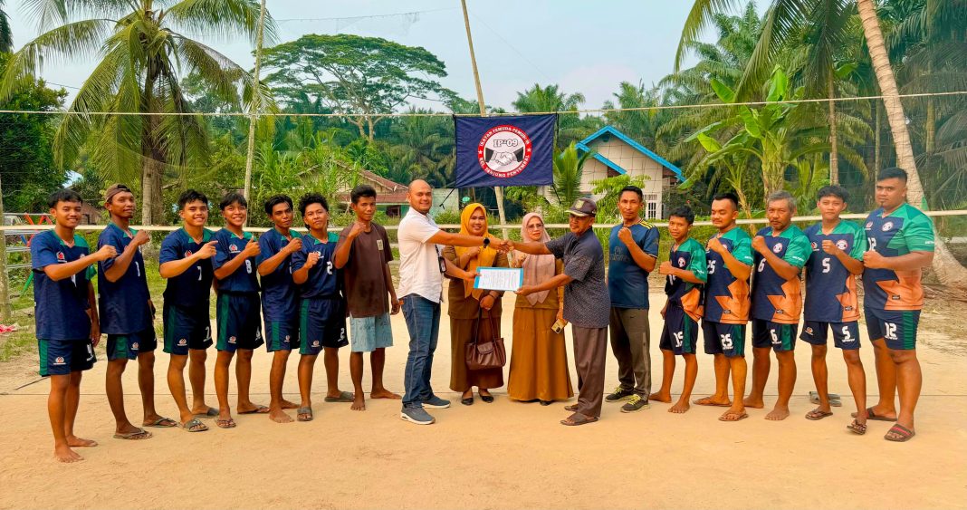 PT STA Serahkan Bantuan Seragam Voli untuk Ikatan Pemuda-Pemudi RT 09 Tanjung Penyembal
